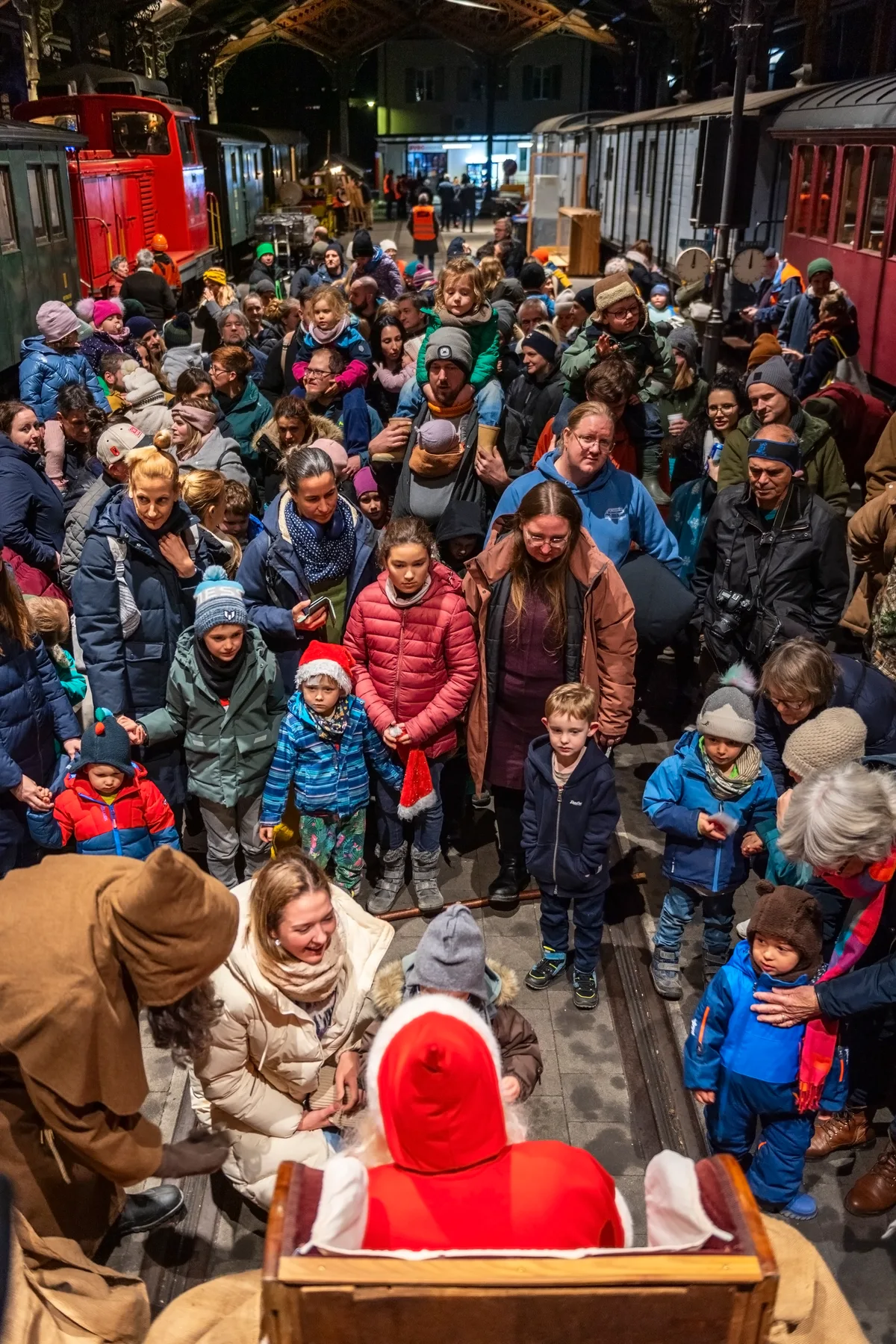 Zur Abwechslung warteten die Reisenden in der Bahnhofshalle nicht auf den Zug, sondern wollten zum Samichlaus vorgelassen werden. Grosser Andrang beim Samichlaus in Bauma.